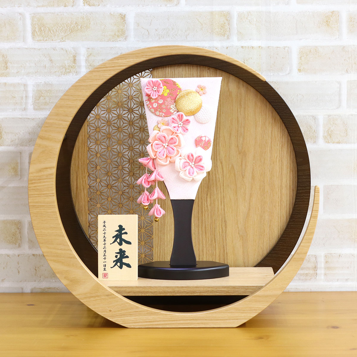 定休日以外毎日出荷中 羽子板 初正月 つまみ細工 ピンク 透かし麻の葉模様 木製 円形 三日月形飾り台 Hgbz E2716 H17 豆羽子板 おしゃれ インテリア かわいい ミニ羽子板 小さい ミニサイズ コンパクト 初節句 女の子 お正月飾り Fucoa Cl