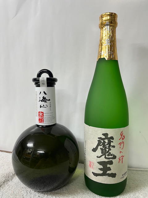 魔王 25度 720ml&times;1本と(2年低音熟成)八海山 純米大吟醸 金剛心 浩和蔵仕込 箱無 製造年月2023年10月2日800ml&times;1本の豪華2本セット｜ECHIGOYA 12,496円