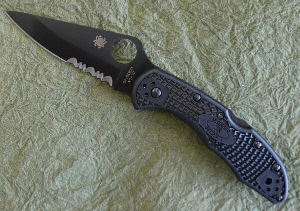 SPYDERCO（スパイダルコ） デリカ４　オールブラック チタンコーティング C11PSBBK フォールディングナイフ　半波