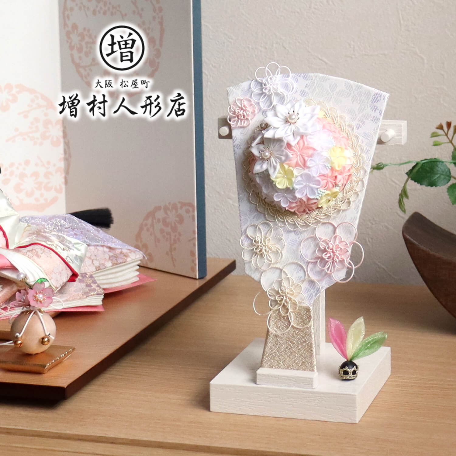 6号 正絹 つまみ細工 羽子板 ブーケ bouquet ボタニカル 木目塗アイボリースタンド パステル 手造りつまみ細工 水引 パール風  つむぎ糸 ナチュラル かわいい ミニ羽子板 初正月 お正月 ひな祭り お祝 かわいい 小さい おしゃれ【増村人形】
