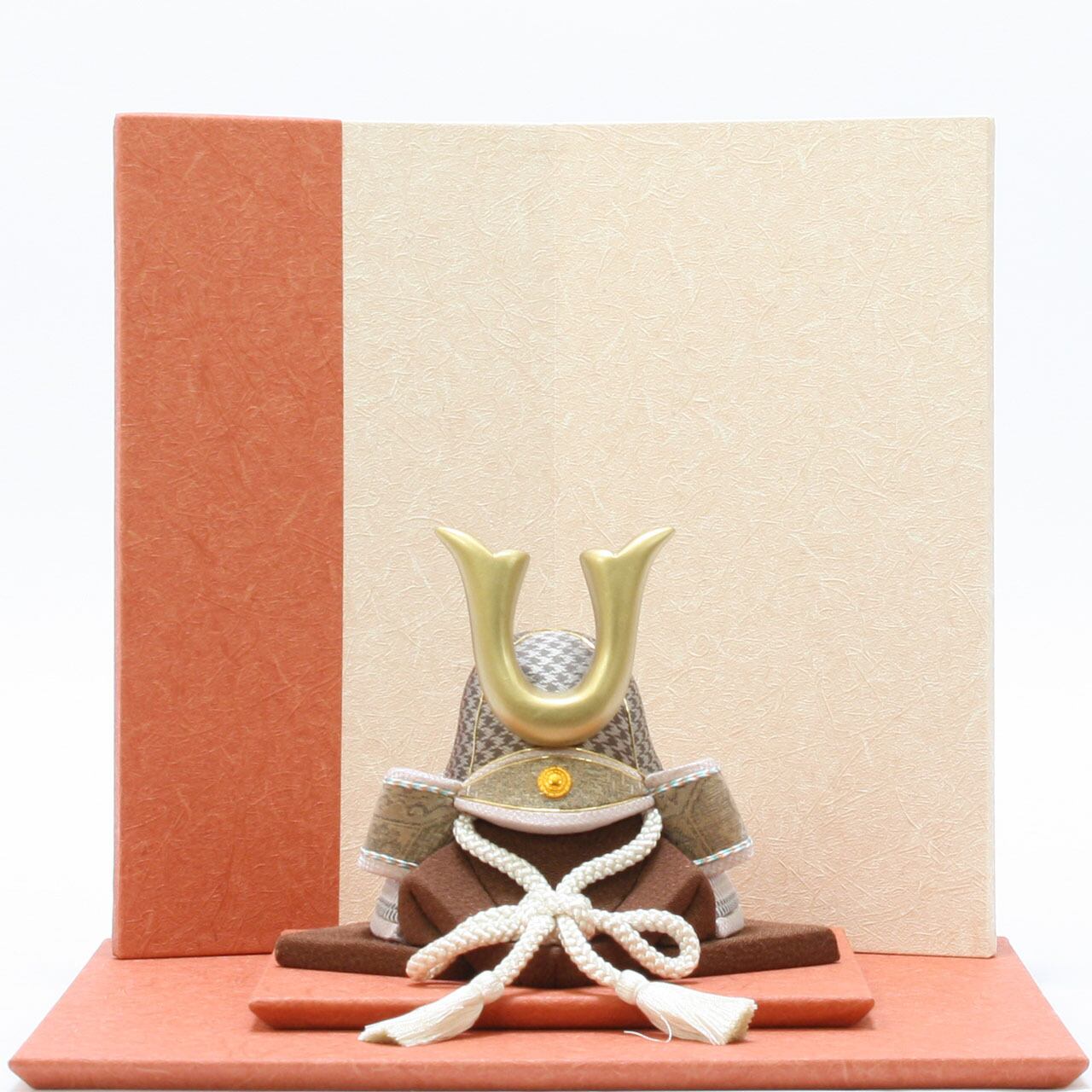 五月あやつり人形｜パウダーコンパクト｜今めかしい｜今めかしい｜室内装飾｜割り増し金｜こだわり｜木目込み｜おすすめ｜絵書き｜言い慣わし芸術士《商いもの名》木目込みかぶと 博多織 太陽光線 チドリ ベージュ