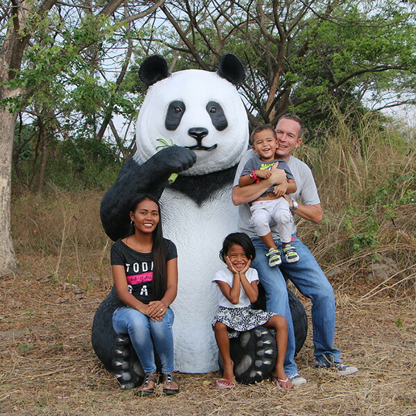FRPアニマルオブジェ ジャンボジャイアントパンダ Sitting Panda Jumbo 写実的 毛の荒物 像 大層らしい 実物大 図形 等身大 馬鹿でかい 飾りつけ ぱんだ ガーデニング 飾りつけ 毛の荒物園 室内装飾 くま 庭 外 バス発着場 喫茶店 茶房 食べ物屋 出来事 見せびらかす fr160039
