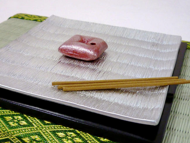 京都の職人の手作りの お香立て です 錫 すず 製のお香立てです 伝統工芸品 畳の上に座布団が表現してあります お香立て 伝統工芸品お香立て Tatami Ozabu アロマ お香 錫製お香立て お香付き 京都 関崎製京都製お香立て 伝統工芸品 高級お香立て 京都の職人の手作りの お香立て です 錫 すず 製のお香立てです 伝統工芸品 畳の上に座布団が表現してあります お香立て 伝統工芸品お香立て Tatami Ozabu アロマ お香 錫製お香立て お香付き 京都 関崎製京都製お香立て 伝統工芸品 高級お香立て