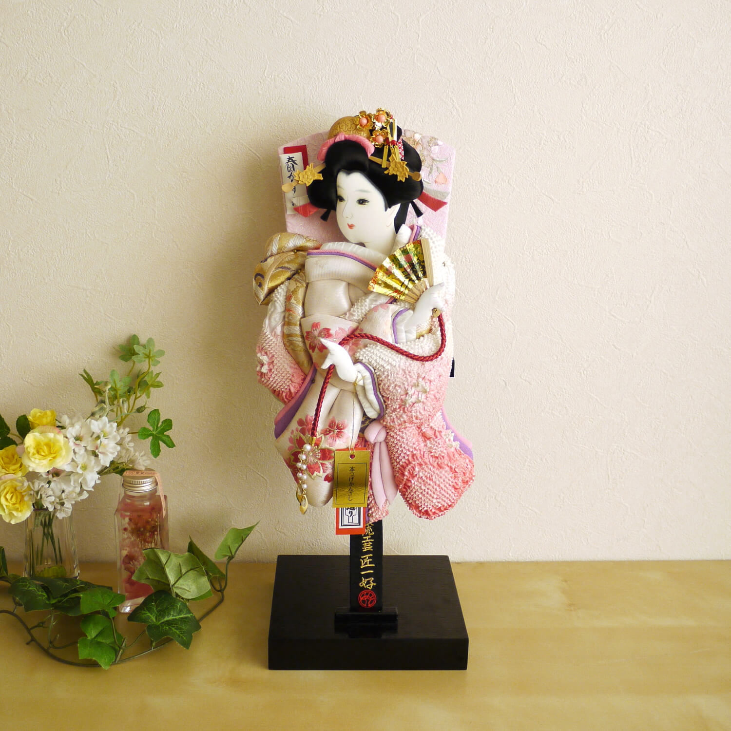 羽子板 おしゃれ かわいい インテリア 今どき 正月 女の子 上品 匠一好 13号 夢桜 さくら刺繍 ピンクぼかし 絞り染 手彫り本柘植かんざし 手描面相 越前黒塗台 増村人形店 MMN0211
