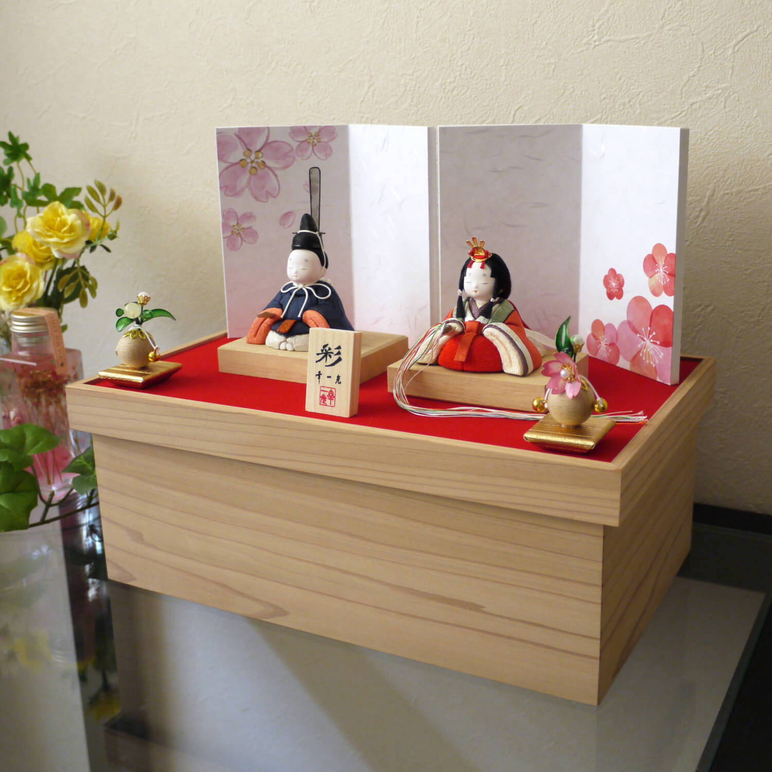 雛人形 伝統工芸士 幸一光 コンパクト モダン おしゃれ インテリア ひな人形 彩-AYA- 紺赤 桜梅屏風 クリアフラワー桜橘 杉箱赤毛氈収納 かわいい お雛様 親王飾り 初節句 増村人形店 MMN0818｜人形の増村　店