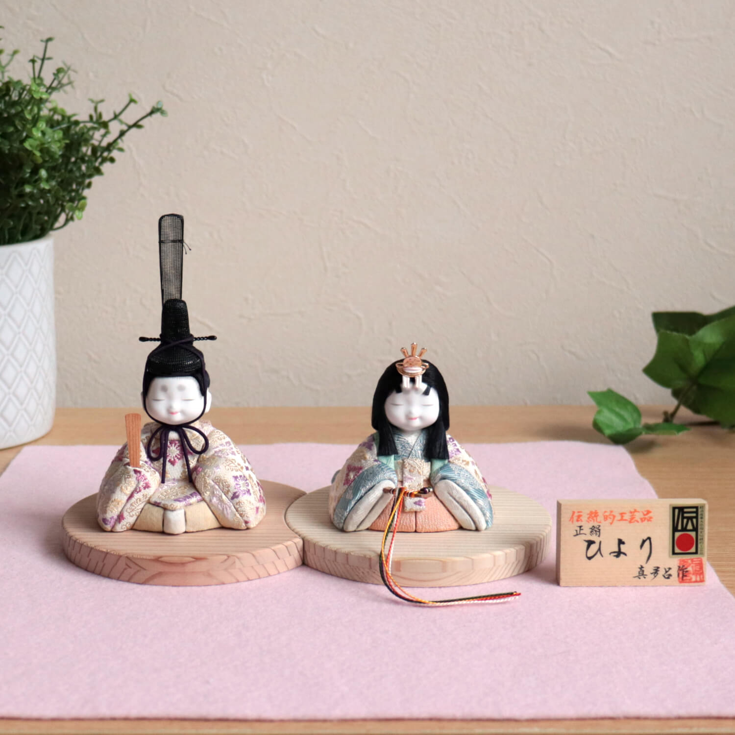 特別セーフ 2022年度新作 伝統的工芸品 三世 金林真多呂作 来未-KURUMI-シリーズ 増村オリジナル正絹西陣織 ひより雛 国産杉製月飾台 小  増村限定品 雛人形 コンパクト おしゃれ ひな人形 お雛様 おひなさま お雛さま 木目込み人形 モダン インテリア ...