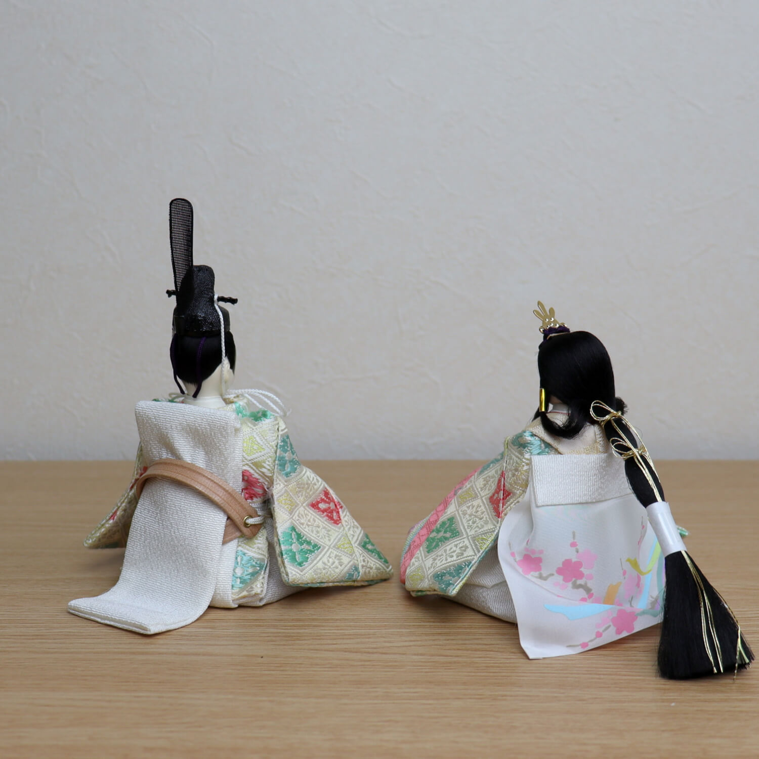 【増村限定品】小西実作PICCONI茜-あかね-Rinおさげ髪京製正絹西陣織手描屏風「枝桜」越前塗ピンク飾台【増村人形オリジナル作品】