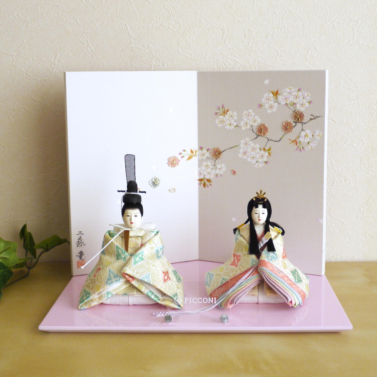 【増村限定品】小西実作PICCONI茜-あかね-Rinおさげ髪京製正絹西陣織手描屏風「枝桜」越前塗ピンク飾台【増村人形オリジナル作品】