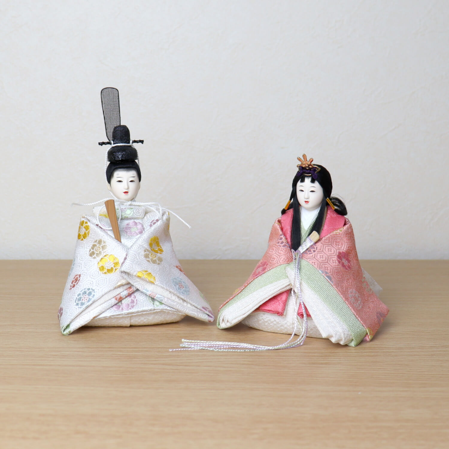 増村限定品 小西実作 Picconi 栞 しおり Rinおさげ髪 京製正絹西陣織 北村松月堂謹製 屏風本仕立 宵桜 越前塗ピンク飾台 増村人形オリジナル作品 ひな人形 雛人形 お雛様 おひなさま お雛さま 京人形 ピッコニ ぴっこに Kanal9tv Com