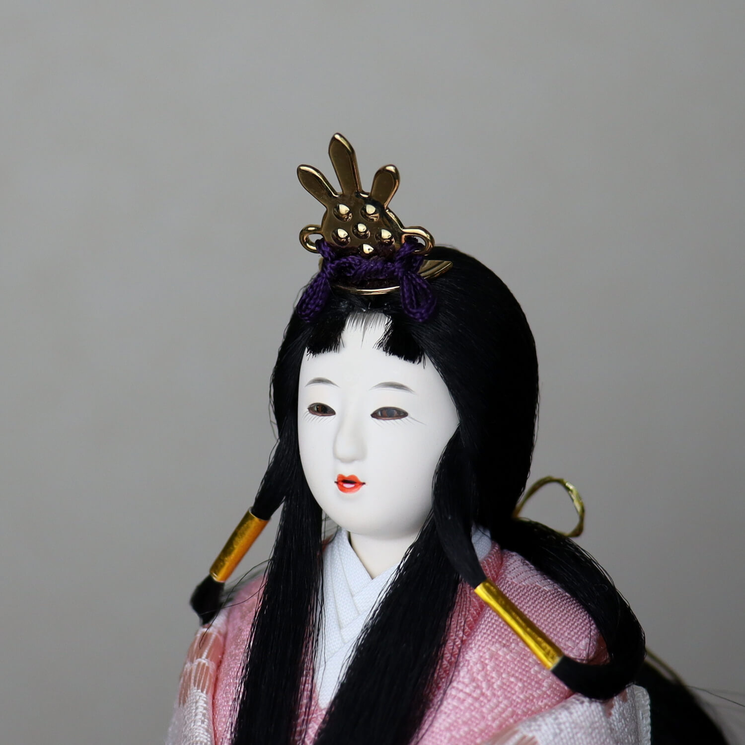 【増村限定品】小西実作PICCONI茜-あかね-Rinおさげ髪京製正絹西陣織手描屏風「枝桜」越前塗ピンク飾台【増村人形オリジナル作品】