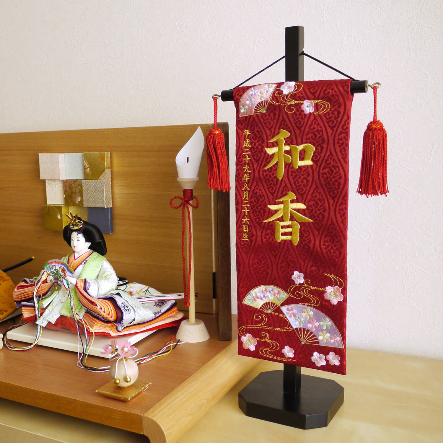 名前旗 女の子 かわいい 雛人形 名前旗 おしゃれ 刺繍 ジャガード刺繍名前旗 桜に流水扇小赤 スワロフスキー 黒塗スタンド 増村人形店 MMN0949