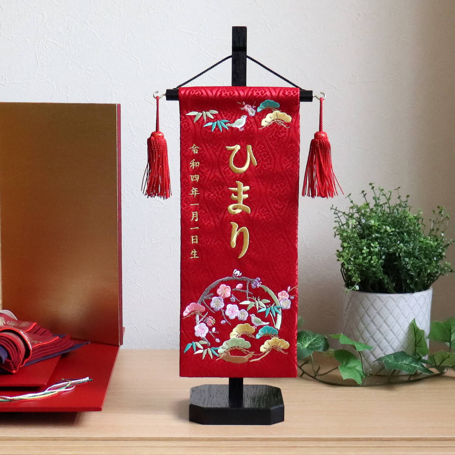 名前旗（中）富士に上杉 ジャガード生地（黒） ※スワロフスキー付き お名前・生年月日は刺繍糸が選べます！ ※飾り房・木製台付き ※中サイズのみ 