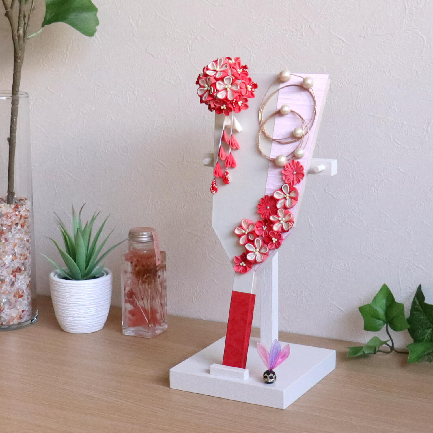 専門店では 残りわずか10号正絹つまみ羽子板 パステル マカロン 木目塗アイボリースタンド 赤ピンク 髪飾り付 手造りつまみ細工 水引 パール風 つむぎ糸 ナチュラル かわいい ミニ羽子板 コンパクト 初正月 お正月 ひな祭り お祝 初節句 小さい おしゃれ Fucoa Cl