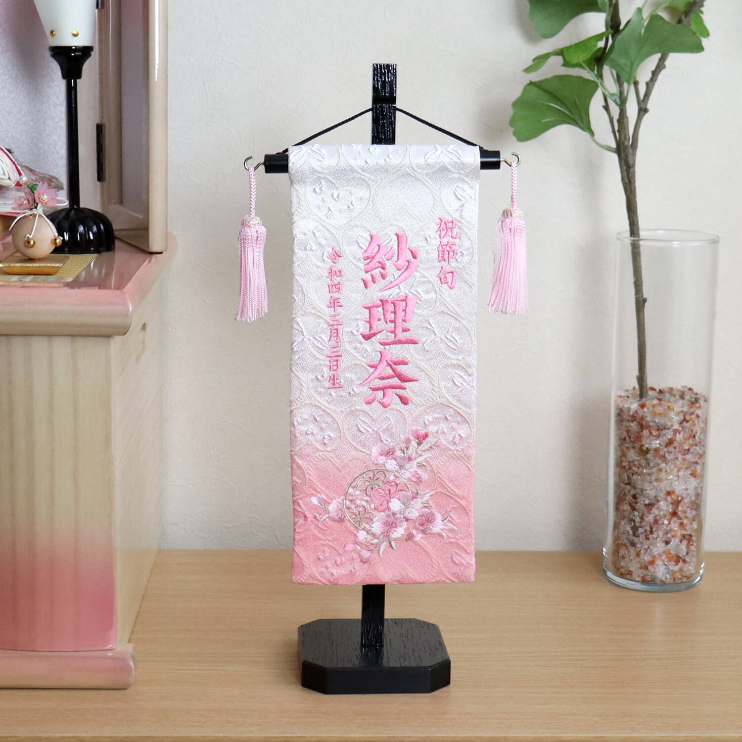 女の子♪小さめ　金襴生地×刺繍のお名前旗♪名前札　リボン　送料無料　スタンド付き 女の子♪小さめ 金襴生地×刺繍のお名前旗♪名前札 リボン 送料