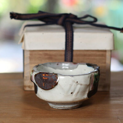 ■粉引塗り分け 浅型ぐい飲み(B)■gu52 和食器 陶芸 美濃焼 粉引き 織部焼き 徳利 酒器 冷酒 ぐい飲み ワイン ウイスキー 焼酎 日本酒 お酒 水割り 結婚祝い プレゼント 素敵 陶器 手作り おしゃれ かわいい モダン 誕生日 お祝い