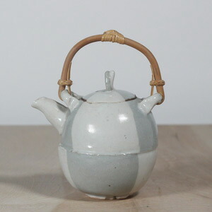 市松土性瓶 和食容器 セラミック作 美濃焼 ティーポット スマートきゅうす 紅茶器 お茶 ポット 急須 きゅうす 祝言祭 頂き物 目目よい 陶器 手作り おしゃれ 大切 モダーン 生まれる昼 お祝い 配り物包む無料 二類の土を使って作った土瓶は キャップ見たいな形です 王冠は