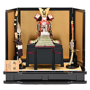 五月あやつり人形 鎧飾りつけ 真多呂人形 甲冑師 加藤一冑作 初節句 室内装飾 今めかしい かっこいい 言い慣わし芸術 こどもの日 端午の節句 [一冑作 四分の一 小桜革鎧飾りつけ書き割り]