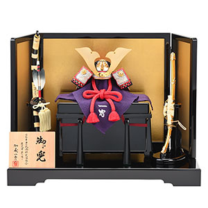 五月あやつり人形 兜飾りつけ 真多呂人形 甲冑師 加藤一冑作 初節句 室内装飾 パウダーコンパクト 今めかしい かっこいい 言い慣わし芸術 こどもの日 端午の節句 [四分の一 小桜革兜飾りつけ書き割り]