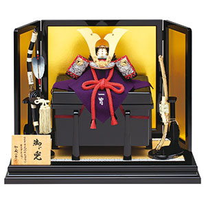 五月あやつり人形 兜飾りつけ 真多呂人形 甲冑師 加藤一冑作 初節句 室内装飾 今めかしい かっこいい 言い慣わし芸術 こどもの日 端午の節句 [三分の一 小桜革兜飾りつけ書き割り]
