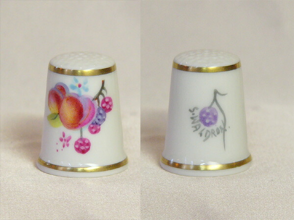 桃 木ノ実 愛くるしげフルーツと小花 御手々えの具 墨付き ロイヤル ウーはやりっ児 Royal worcester シンブル 指貫き 仕立てもの 寄せあわせ 箇条 差し上げ物 ヴィンテージ 【中古】 【貨物輸送無料】 02P23Sep15 P16Sep15 道具・キット-手芸・クラフト・生地