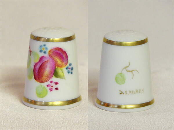 桃 葡萄 愛くるしげフルーツと小花 御手々絵の具 手描き ロイヤル ウーはやりっ子 Royal worcester シンブル 指貫き 仕立てもの 寄せ合わせ 科目 差し上げ物 ヴィンテージ 【中古】 【貨物輸送無料】 02P23Sep15 P16Sep15