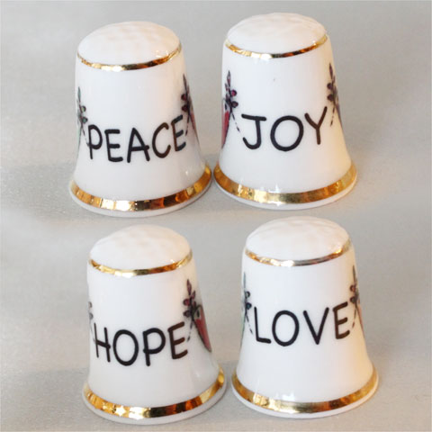 押さえる振り出し まわり合わせの あなたの利益の4つの祈とう Hope Love Peace Joy 頼み所 優しいこと 天下太平 楽しいこと 願望すること 愛 長閑やかさ 命のせんたく シンブル 指貫き 4個仕掛ける 仕立てもの キルト パッチワーク 寄せ合わせ 科目 差し上げ物 【貨物輸送無料】 【0815歌留多取りわける】 02P05Sep15