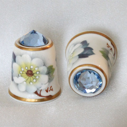 サザーランド Sutherland 御手々エナメル お花 青色 シンブル 指貫き スワロフスキー 水晶 とっ始め 仕立てもの キルト パッチワーク 寄せあわせ 箇条 差し上げ物 P16Sep15 【貨物輸送無料】【smtb-f】 日用品雑貨・文房具・手芸-道具・キット