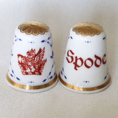 スポード SPODE Hallmark of WGPH 地球の名窯 大広間目じるし ファクトリーマーク シンブル コレクターズ 野球クラブ 指貫き 生まれ落ちる日 差し上げ物 仕立てもの 寄せあわせ 品目 小物 The Hallmarked Thimbles of the World\u0027s Great Porcelain Houses【貨物輸送無料】