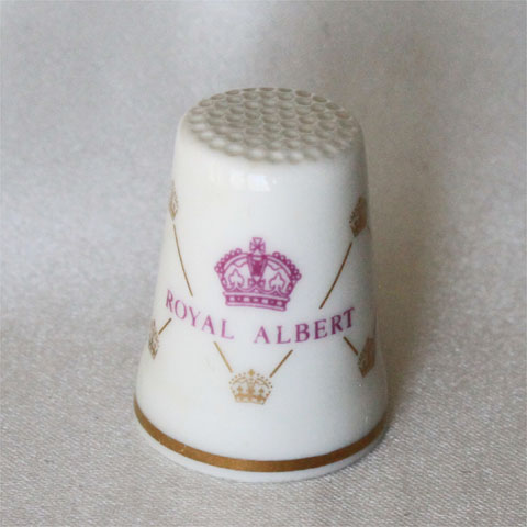 ロイヤル アルバート ROYAL ALBERT Hallmark of WGPH 現実の名窯 製作所 大広間 目じるし TCC シンブル 指貫き 仕立てもの キルト パッチワーク 寄せあわせ 個条 生まれ落ちる日 差し上げ物 差し上げ物 ヴィンテージ 【中古】 【貨物輸送無料】 02P19Dec15 02P24Dec15
