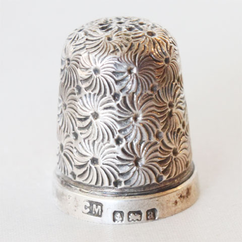 1901年 チャールズメイ CM イギリス バーミンガム スターリング シルバー Sterling Silver 銀のシンブル 指貫き フラワー デザイン デイジー パターン ソーイング パッチワーク キルト アイテム コレクション 【送料無料】 【0815カード分割】 02P05Sep15