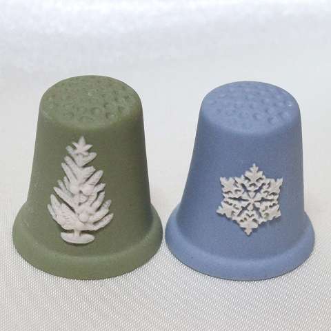1981年 樅の木 雪 クリスマス押さえる振り出し 2個仕掛ける スノーフレーク ヨーロッパ樅 Snowflake Christmas tree ジャスパーウェアー Jasperware クリスマス シンブル 指貫き 青み サルヴィア緑であること ウェッジウッド Wedgwood 【貨物輸送無料】 【中古】 02P05Sep15