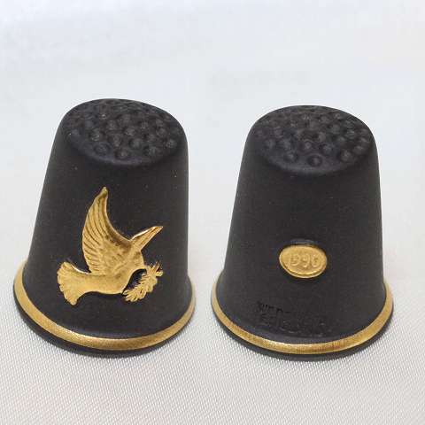 レア 1990年 オリーブの枝をくわえたひな鳥 鳩 黒いこと ゴールド  ジャスパーウェアー Jasperware ウェッジウッド Wedgwood  シンブル 指貫き 仕立てもの キルト パッチワーク 寄せ合わせ 科目 生まれ落ちる日 差し上げ物 差し上げ物 ヴィンテージ 【中古】