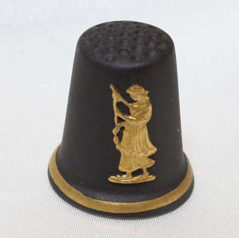 レア スピナー スピンドルを持つ成人女性 黒いこと ゴールド  ジャスパーウェアー Jasperware ウェッジウッド Wedgwood  シンブル 指貫き 仕立てもの キルト パッチワーク 寄せ合わせ 科目 生まれ落ちる日 差し上げ物 差し上げ物 ヴィンテージ 【中古】