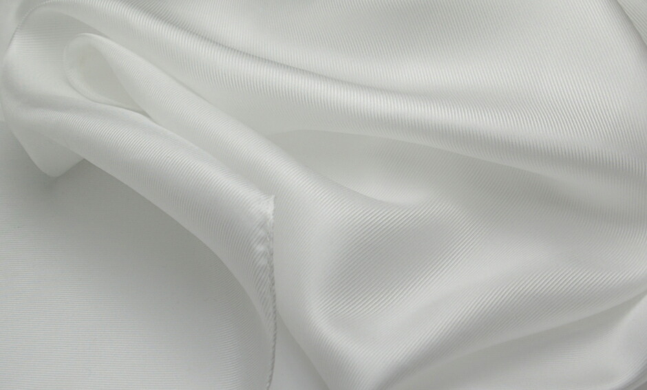 【シルクツイル綾織　白スカーフ】大判size55cm×180cm　紅茶染め ハーブ染め 草木染用　ショール シルク100%、12匁フランス綾織りの縫製済み白ロングスカーフ しなやかで肌触りのよい生地 silk100%/あかすり/ 保湿/美容シルク/お化粧タオル/枕カバー可　日本製