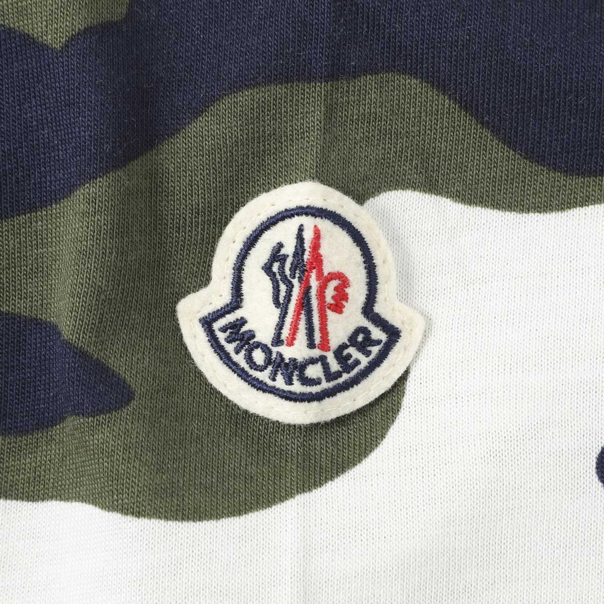 安心と信頼 モンクレール MONCLER クルーネック半袖Tシャツ グリーン 日本限定 モンクレール ロゴモチーフパッチ 半袖Tシャツ Tシャツ/カットソー(半袖/袖なし)
