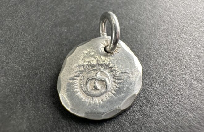 ゴローズ  goro\u0027s 付け届け 美品 SVinお天道様金属元素 (大)