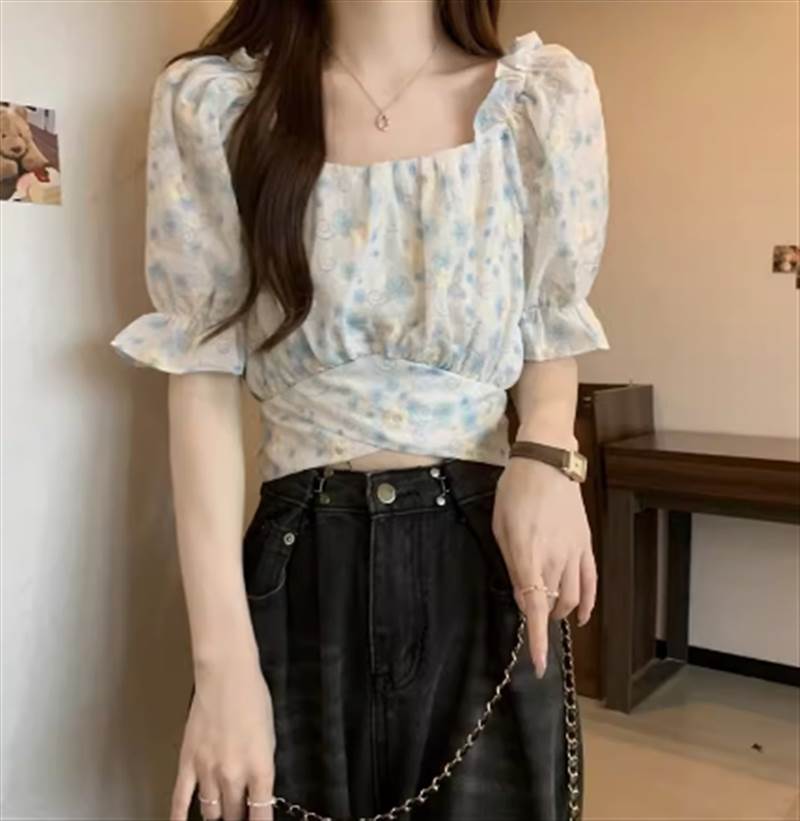 甘め 夏コーデ ミニ かわいい 花柄 レディース 春 パフスリーブ トップス スクエアネック 上品 20代 大人可愛い ガーリー 個性的 きれいめ バックコンシャス 存在感 リボン ショート 夏 主役級 背中見せ 半袖 バックリボン 10代