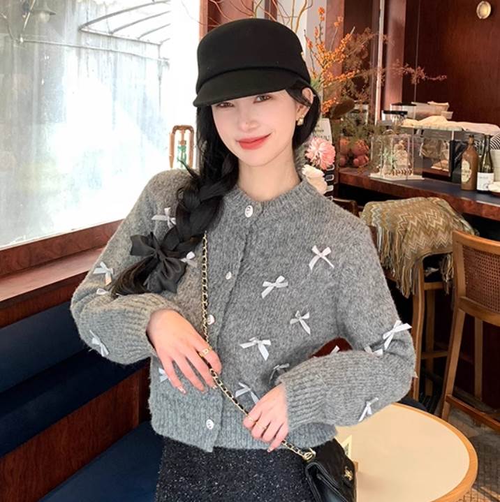 レディース トップス カーディガン 襟なし ストレート ニット ニット 丸襟 セーター ふっくら 厚手 大人可愛い ショート 上着 中厚手 ラウンドネック リボン フェミニン アウター Uネック ガーリー 長袖 かわいい ボタン 前開き 7,681円