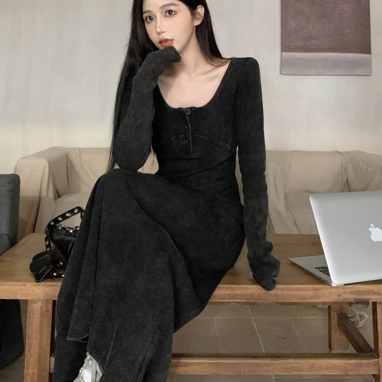 ワンピース ロングワンピース Aライン おしゃれ カジュアル 長袖 冬 かっこいい スクエアネック 主役級 秋 ナチュラル 大人可愛い ロング丈 抜け感 上品 個性的 こなれ感 セミフレア シンプル かわいい きれいめ ベーシック 存在感｜mscloset