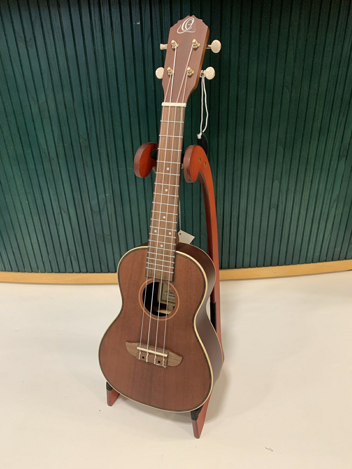 Ortega ウクレレ | Ortega Ukulele – 変わり種?ORTEGAのfホールウクレレ – VNKHW