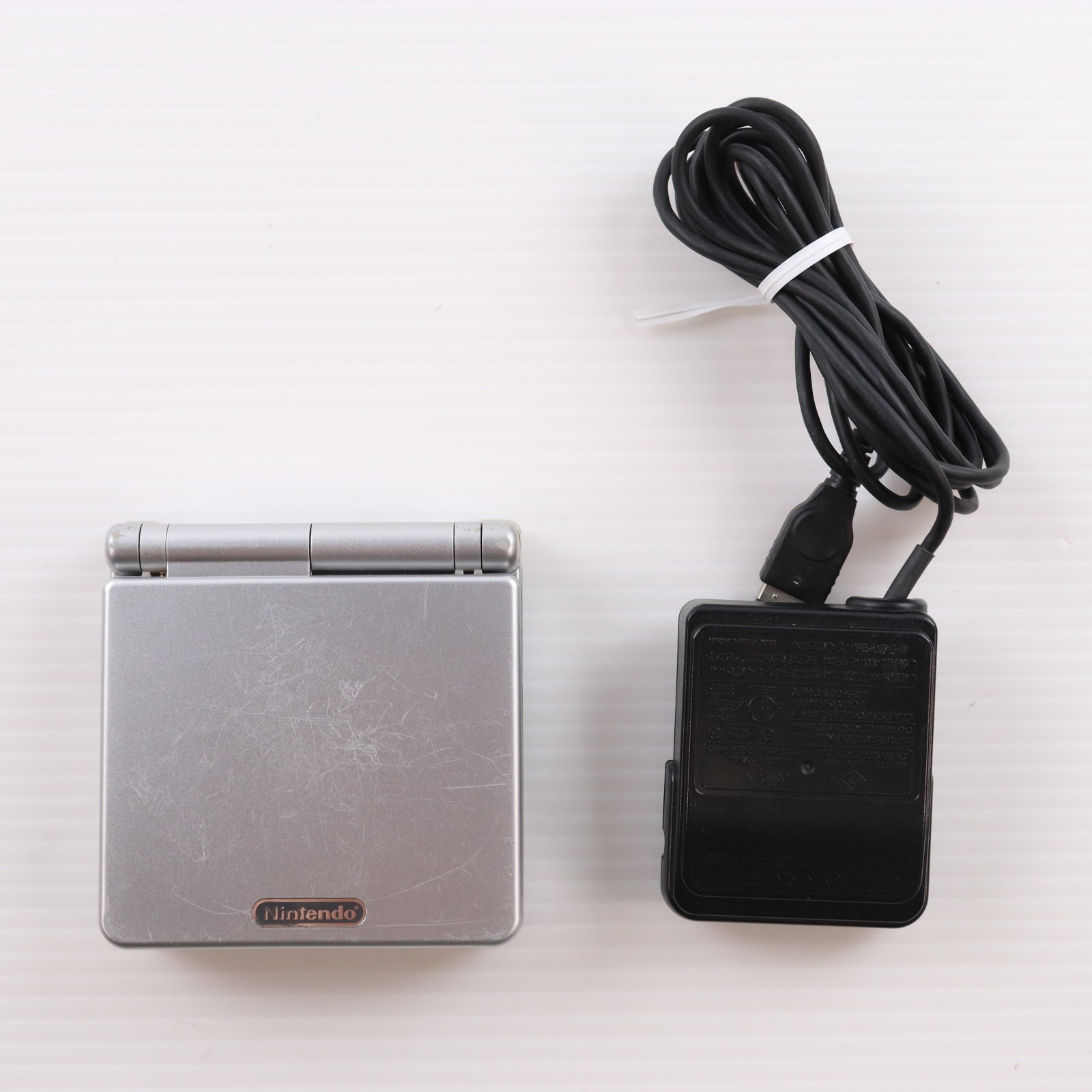 【中古】[GBA] (本体) GAMEBOY ADVANCE SP(ゲームボーイアドバンスSP) プラチナシルバー 任天堂(AGS-S-ZVA)(20030214)｜メディアワールド 販売＆買取SHOP