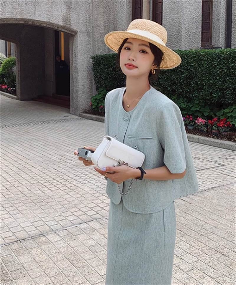 【P2倍&クーポン有】 レディース スカート ジャケット 春 トップス モード系 存在感 無地 顔合わせ 婚活 飲み会 30代 40代 おしゃれ 半袖 お姉さん 大人可愛い きれいめ 夏 主役級 ツーピース タイト ママ 上品 お食事 シンプル 20代 ボトムス