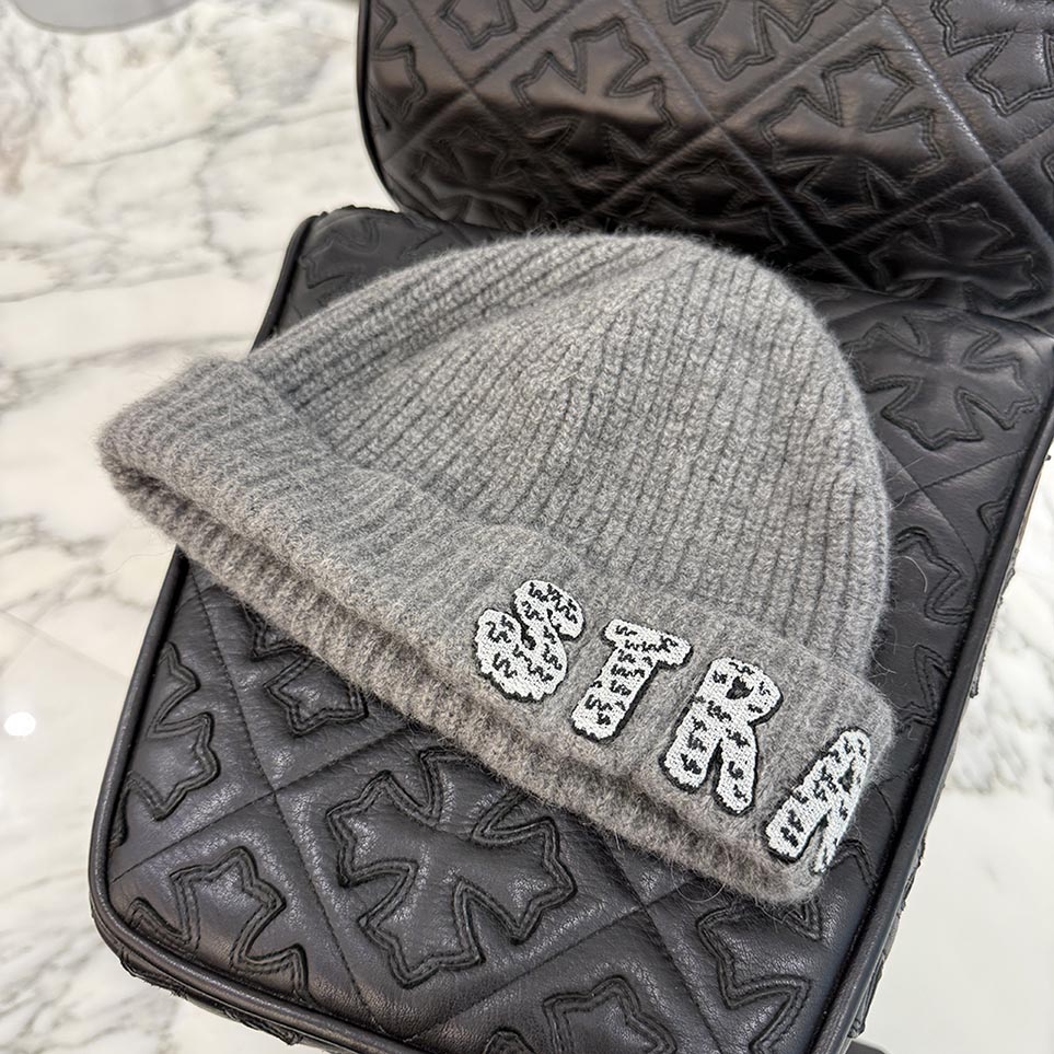 CELINE × Mermaid Hex 2021AW STRANGE Knit Cap 2A30R9340 Size TU セリーヌ×マーメイドヘックス 同盟罷工領域 編み物旗がしら ビーニー 編み物帽 かぶり笠 ポップアップ制限事項 ロゴタイプ継ぎ切れ刺しゅう 羊毛混 薄墨色 大きさTU【251005】【中古-A】