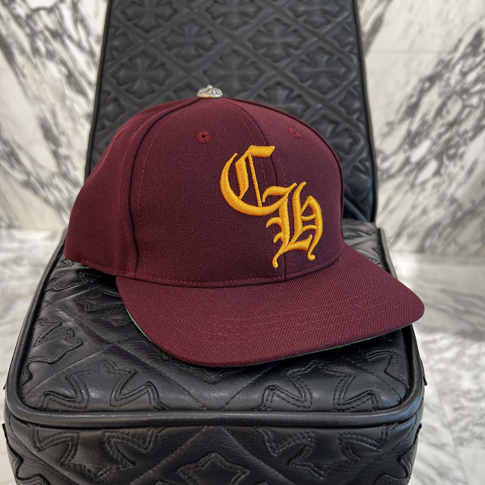 CHROME HEARTS 2025AW CH Logo Embroidery Trucker Cap Size ONE SIZE (51-61) クロムハーツ CHロゴタイプ刺しゅう トラッカーキャップ 野球旗がしら 鳥打ち帽 クロスボール ロゴタイプ刺しゅう バーガンディ×黄色×緑であること 大きさONE SIZE (51-61)【251020】【新古品】
