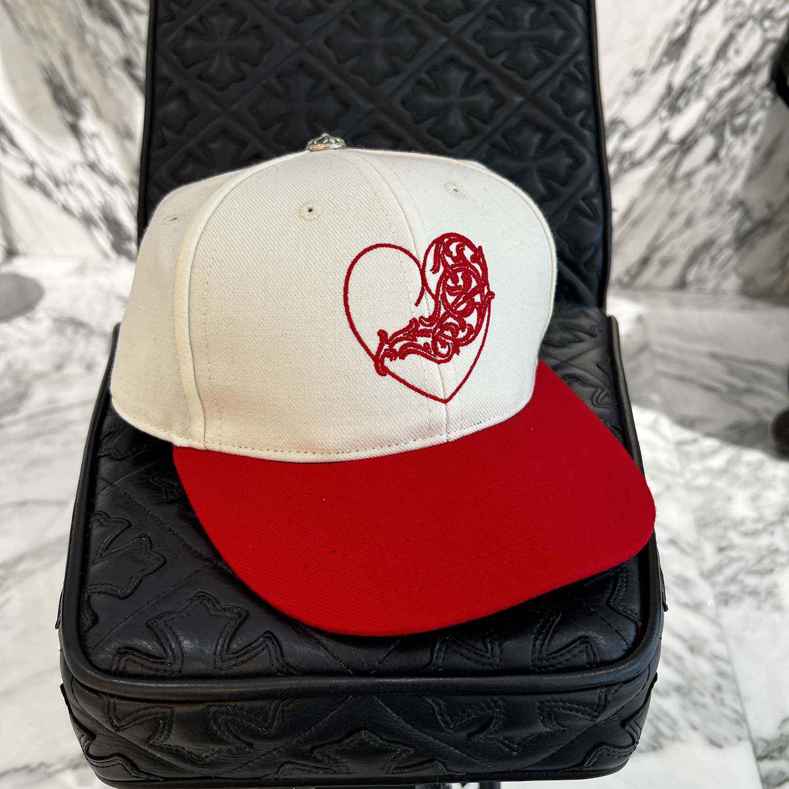 CHROME HEARTS 2024AW VINY HEART Baseball Cap Size 7 5/8 (60.6珊) クロムハーツ ヴィニーハート 野球旗がしら 鳥打ち帽 ロゴタイプ刺しゅう クロスボール 白いこと×赤いこと 大きさ7 5/8 (60.6珊)【251010】【中古-A】