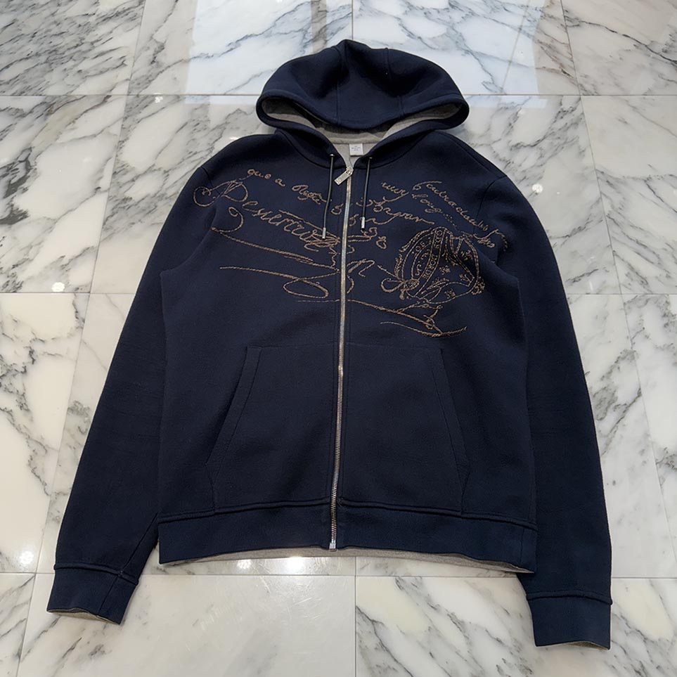Berluti Calligraphy Embroidered Zip Up Hoodie R23JZL27JAFD Size M ベルルッティ カリグラフィー刺繍 ジップアップフーディ ジップアップパーカー 刺・墸デザイン ドローストリング ネイビー サイズM【251012】【中古-B】｜メメントスオンライン店