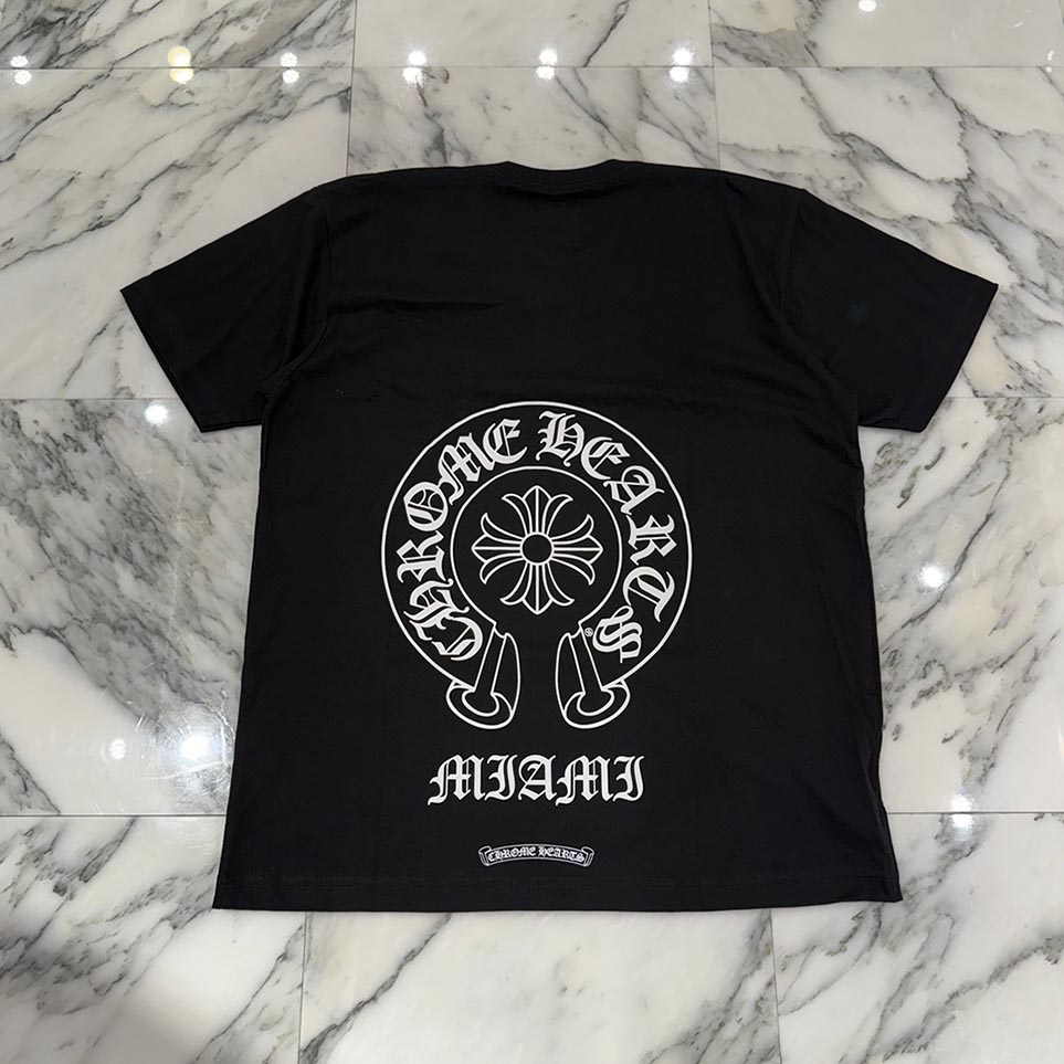 CHROME HEARTS MIAMI Limited Horseshoe Tee Size M クロムハーツ マイアミ限定 ホースシューTシャツ 半袖カットソー ポケT スクロールロゴ ブラック サイズM【260714】【新古品】｜メメントスオンライン店 160,000円