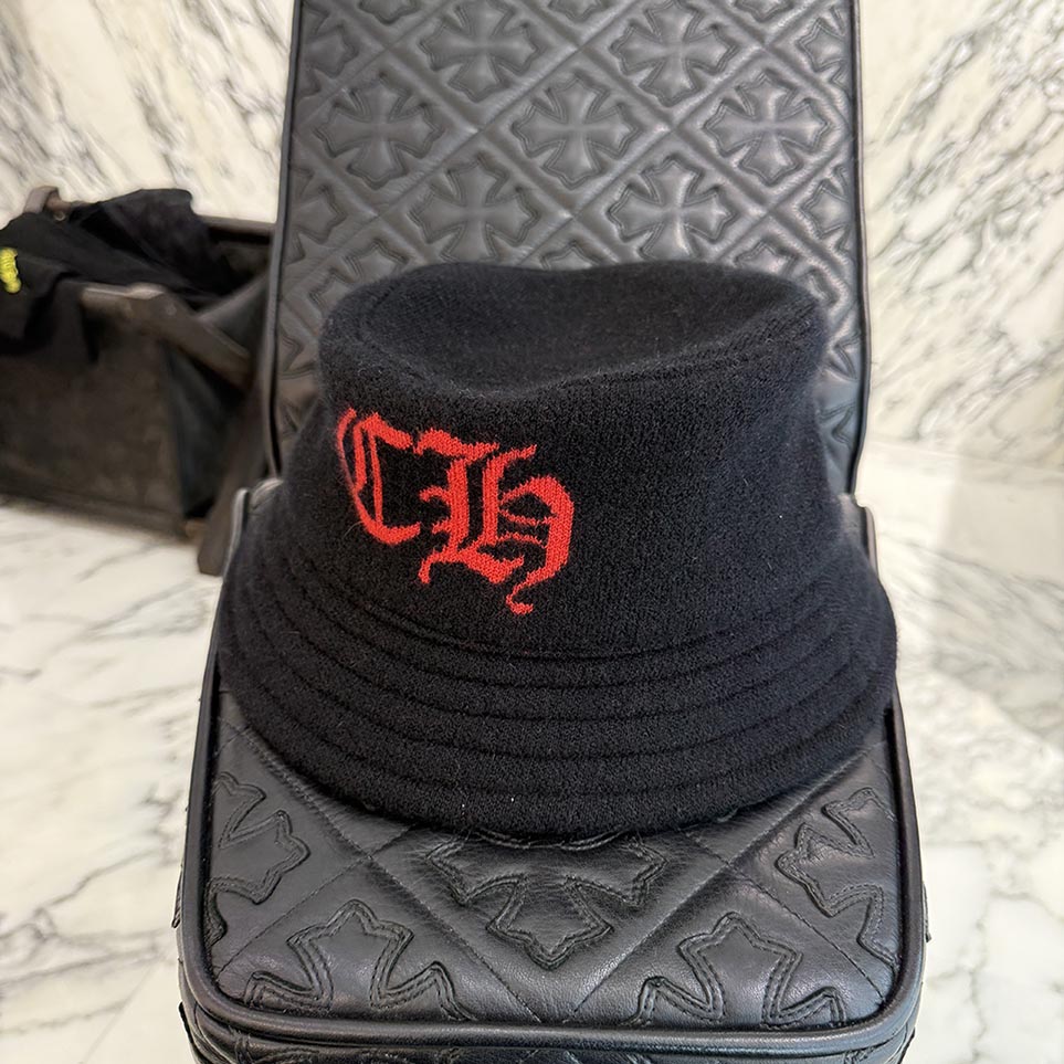 CHROME HEARTS 2024AW Cashmere CH Logo Bucket Hat Size L (29珊) クロムハーツ カシミヤ CHロゴタイプ 井戸釣瓶かぶり笠 鳥打ち帽 バケハ スクロールロゴプレート カシミール原料品 黒いこと×赤いこと 大きさL (29珊)【251126】【新古品】