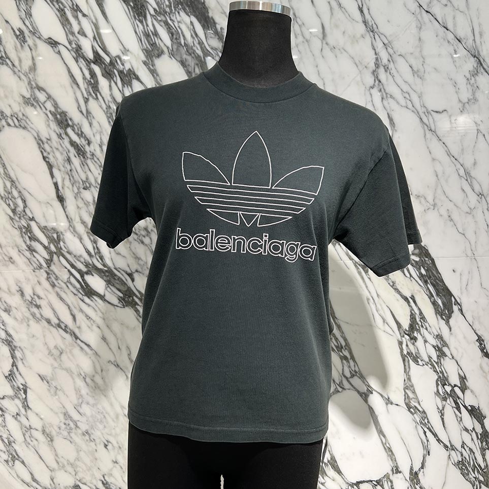 BALENCIAGA × adidas 2023SS Trefoil Logo Embroidery Kids Tee 731833 TNVT3 Size 10 バレンシアガ × アディダス トレフォイルロゴ刺・墸 キッズ ティーシャツ 半袖カットソー 共同研究ティーシャツ 3本伝達ルート ロゴタイプ刺・墸 キッズサイズ カーキ×白いこと 大きさ10【250913】【新古品】