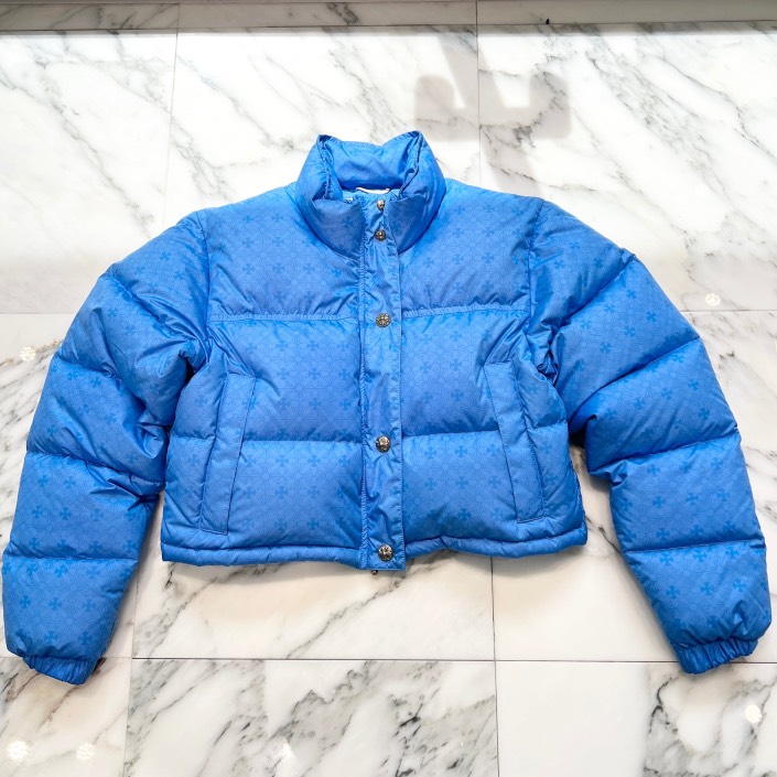 CHROME HEARTS Cropped CH Plus Stiff Down Jacket Size S Size S クロムハーツ クロップド CHつけ加える スティッフ 落ちこむ上衣 上衣 ダガージップ クロスボールボタン CHつけ加える総柄 クロップド丈 レディース大きさ 青碧 大きさS【260129】【新古品】